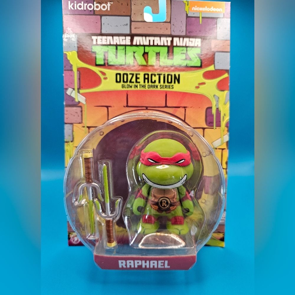 Nickelodeon Teenage Mutant Ninja Turtles Raphael Action Figure - Green and Red